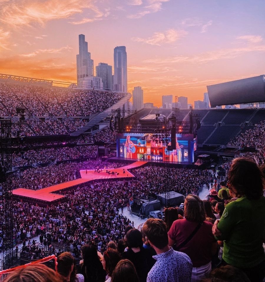 MundoSwiftt's tweet photo. Hace 1 AÑO, Taylor Swift inició la gira más exitosa de la HISTORIA el "The Eras Tour" https://t.co/68RtTxJLyH