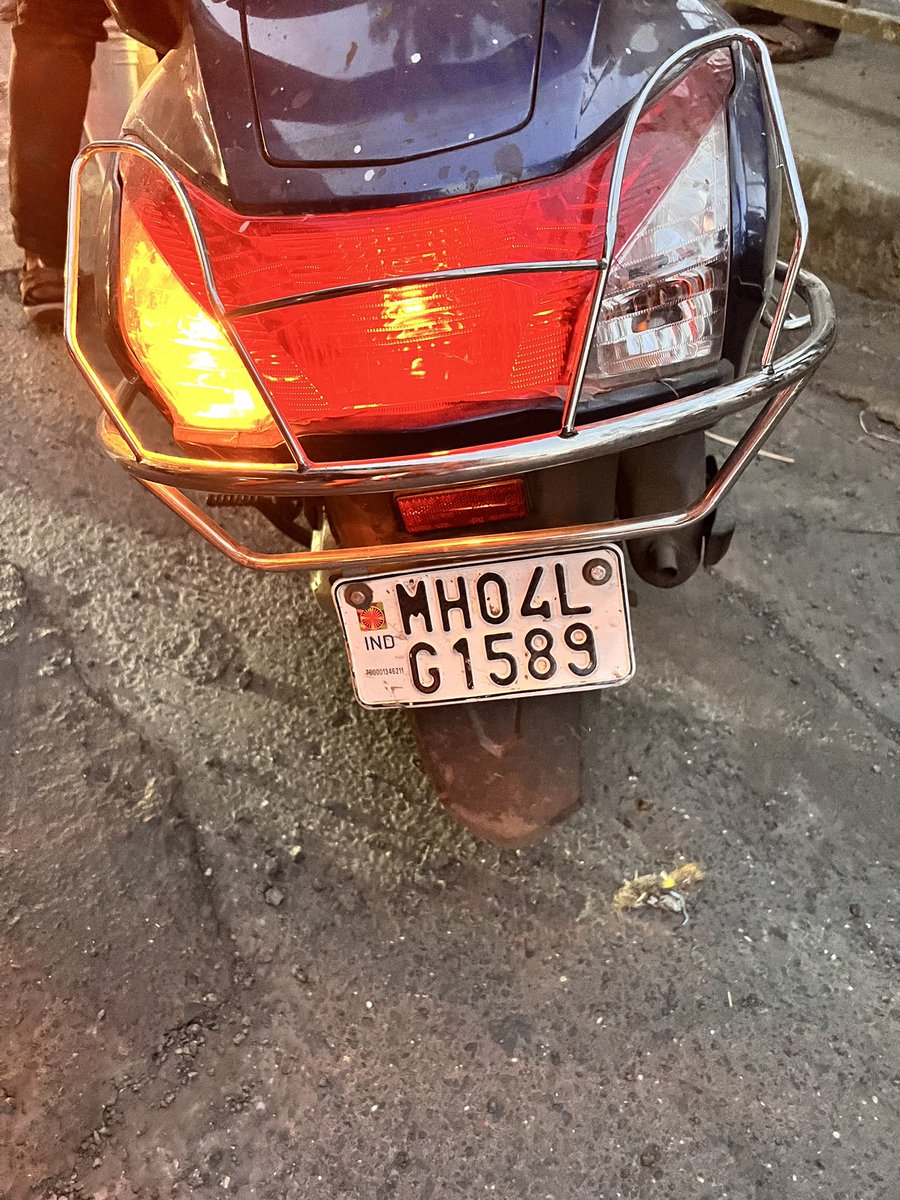 Vincent27815486's tweet photo. Here is a video of an individual who broke the signal and was without helmet. When taken to the traffic police he also didn’t do anything neither did he fine him nor did he take our complain. No wonder women feel unsafe. @ThaneCityPolice @PoliceMira @ndtvindia @TV9Mumbai @aajtak https://t.co/nFLvyIWXCE