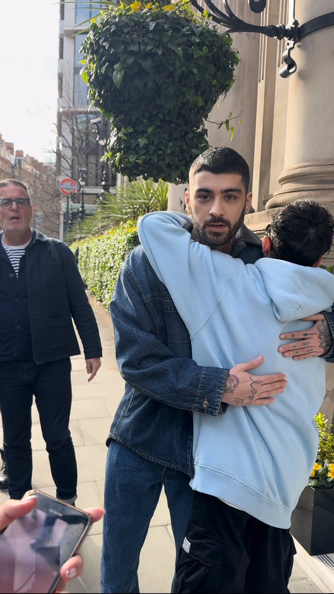 ZaynSquadBrasil's tweet photo. ESSE HOMEM! Zayn com fã recentemente, em Londres. ❤️ https://t.co/NmijbKi8Fh
