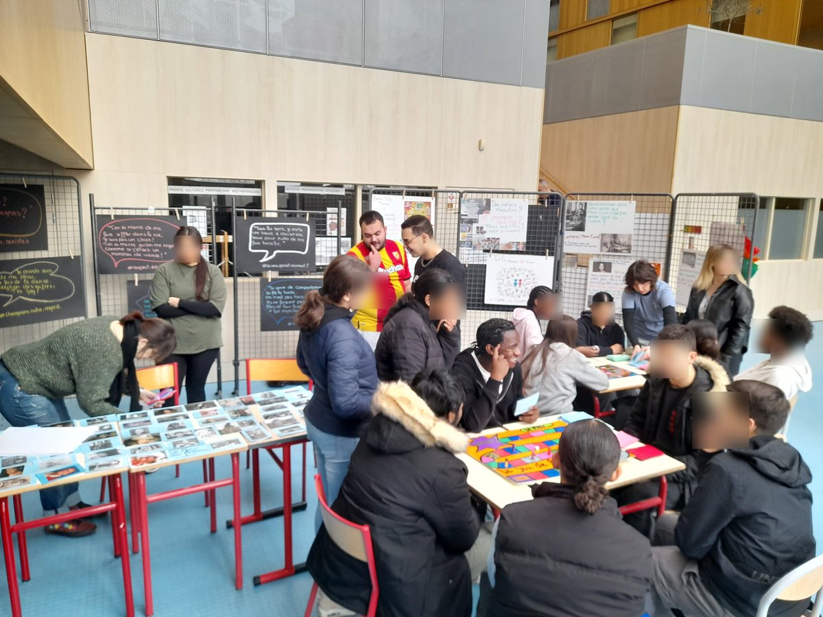 Retour sur la semaine de la #citoyenneté.
Avec le service de prévention spécialisé de Creil, le #CVL a animé une expo et des jeux pour sensibiliser les élèves aux #droitsdesfemmes. Merci pour cet  investissement et cette participation. 👏👏
<a href="/JulieLaunoy/">Launoy Julie</a>
@LaurenceDcLz
<a href="/AcAmiens/">Académie d'Amiens</a>