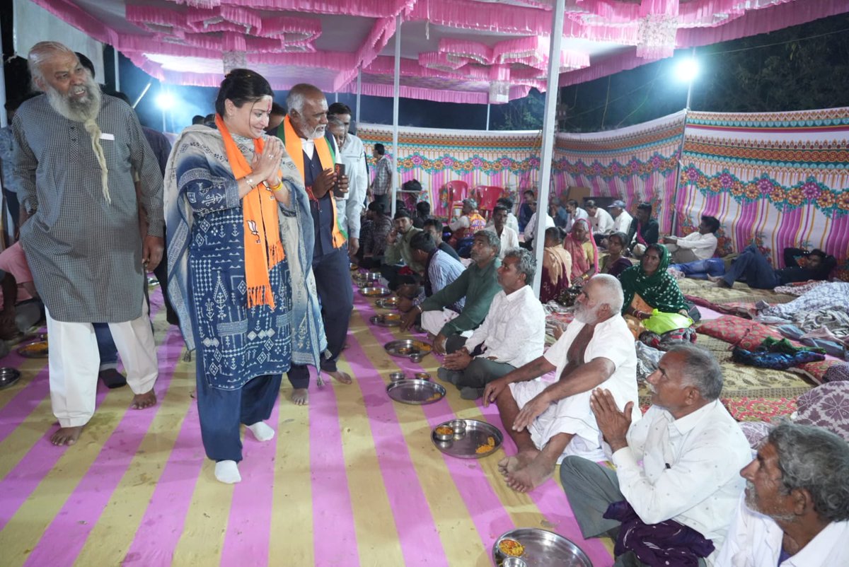PoonambenMaadam's tweet photo. રાજાધિરાજ ભગવાન શ્રી દ્વારકાધીશ ના દર્શનાર્થે અને ફુલડોલ ઉત્સવમાં ભાગ લેવા દ્વારકા જતાં યાત્રીઓની સુવિધા માટે શ્રી ભુંડીયા યુવા સંગઠન સમિતિ-ધ્રોલ તથા શ્રી જલારામ સેવા મંડલ-ધ્રોલ દ્વારા રાજકોટ-દ્વારકા હાઇવે પર આયોજિત પદયાત્રી કેમ્પમાં રાત દિવસ સેવા અપાય રહી છે, જેની મુલાકાત લઈ.. https://t.co/DXTYbiSB0q
