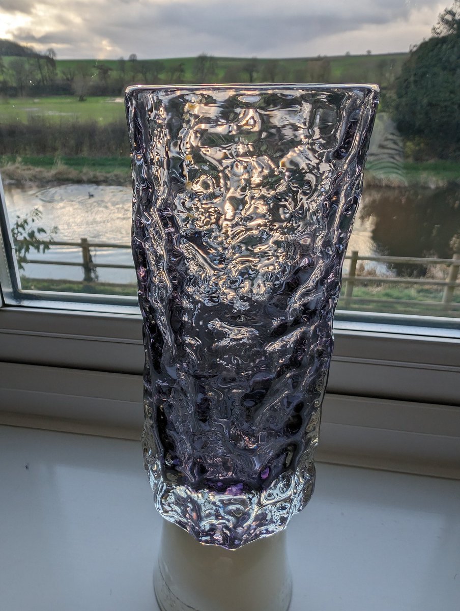 I collect Whitefriars glass from the 1980's, my eyes nearly popped out of my head when I spotted this lilac coloured bark vase, it's one of the rarest colours to find. I didn't haggle at the £10 price tag. The last one to sell at auction made £150. I can't stop smiling 😁