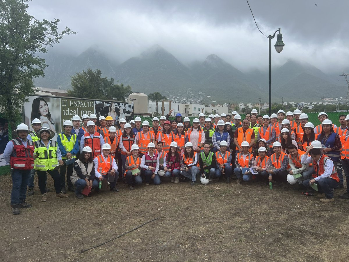 CeronProyectos's tweet image. Visita de alumnos de @Civil_UANL con el Dr @cavazosgzz en The Village at La Rioja