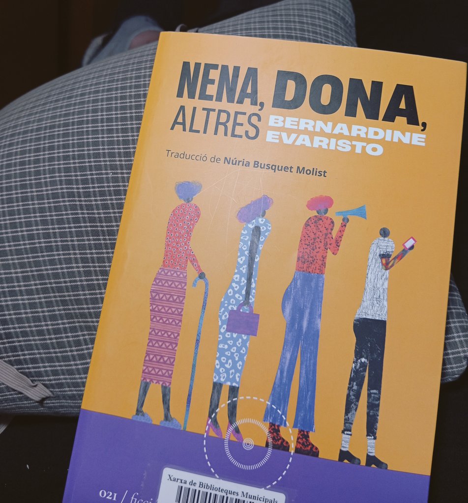 Estic aprenent més de feminisme (i raça, i classe, i sexualitat) en aquest llibre de ficció que amb 50 llibres d'assaig, 200 articles, 10 congressos i 100 discursos empoderants. Perquè després dieu que amb la ficció no s'aprèn res!