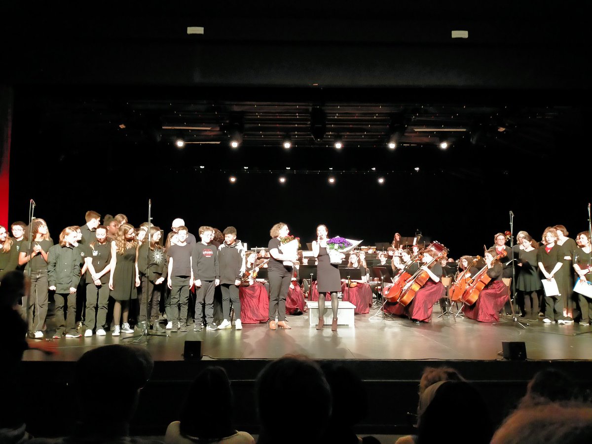 LemierreMarie's tweet photo. Superbe #CONCERT de l'orchestre du collège Debussy avec l'#OLDA au théâtre Chanzy #TMA @Angers . Un moment fort de partage, de grâce qui récompense un travail de trois ans. Quel bonheur de vous entendre ! 
👏Virginie Jouanneau leur enseignante de musique. 
https://t.co/oI1m5w5tpY https://t.co/BcNBYnvHCd