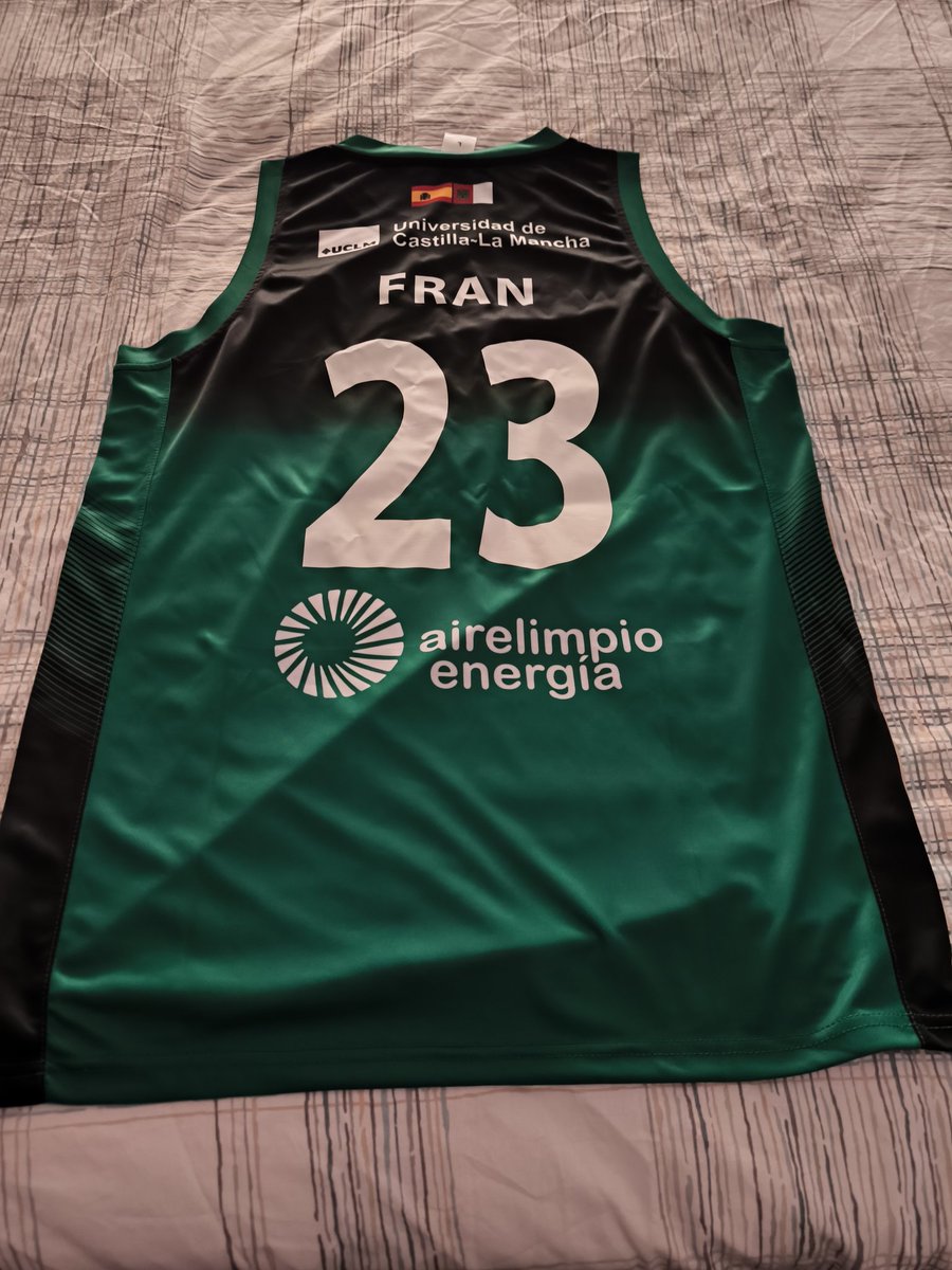 <a href="/FGLaRoda/">Fundación Globalcaja La Roda 🏀</a> <a href="/dosmasunoab/">Peña 2+1</a> Vamos amigos el año próximo en plata otra vez, aquí tenéis un amiguito más de Albacete , gracias la <a href="/FuriaLaRoda/">Peña Furia Basket La Roda</a> y en especial a <a href="/sevibball/">Ángel Sevilla</a> por hacerme llegar esta bonita camiseta una más para mí colección 
Y recordar se puede y estaus muy cerca de la salvación mucho lo que queda