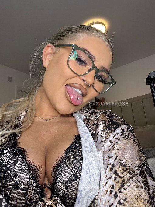 Wanna treat me? 💸  https://t.co/XE5ONDXdWf https://t.co/pgcl8LtdpY