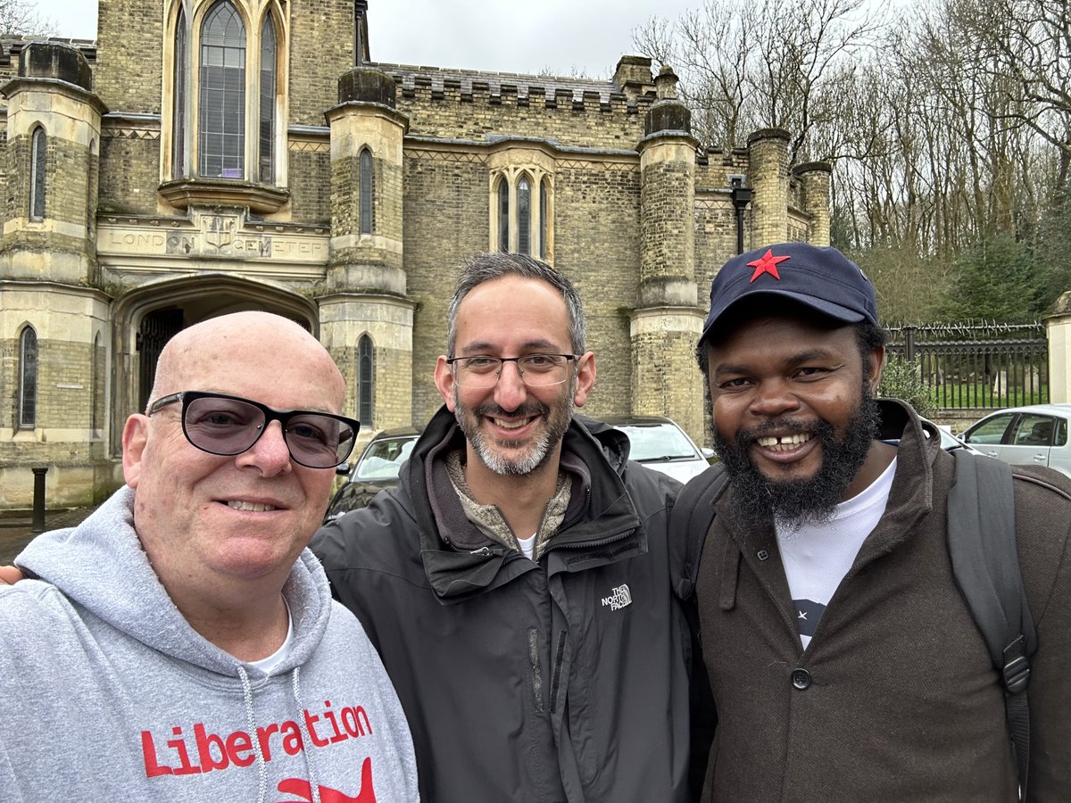 Was a pleasure to meet up with comrades @agent_of_change and @BookerBiro outside Highgate Cemetery ahead of the annual Marx Oration. ✊