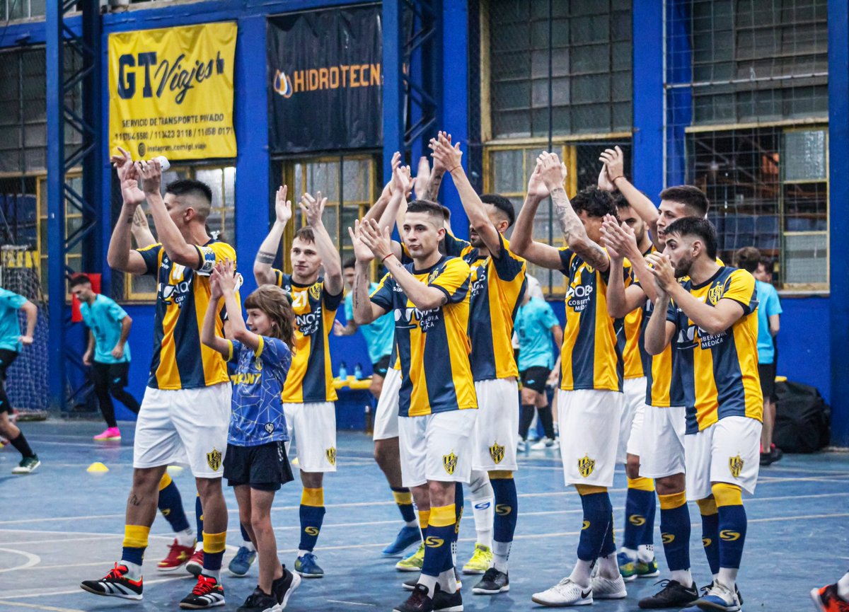 AtlantaDeMiVida's tweet photo. #FutsalAfa #1raDiv
#Atlanta empató 1 a 1 con Kimberley, en su debut en el torneo.
El gol bohemio lo anotó Matías Burrafato.
📍 Próxima Fecha: visita a Independiente.
📸 #AtlantaOficial
#AtlantaDeMiVida 💛💙 https://t.co/kfEfdUdkqD