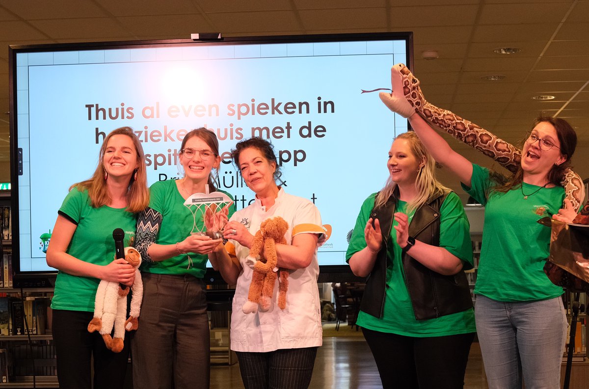 Het onderzoek 'Spieken mag niet, maar wel in het ziekenhuis' is de winnaar van de Klokhuis Wetenschapsprijs 2024.🏆🥳 Gefeliciteerd Britt Müller en Charlotte Poot Lees hier alles over het winnende onderzoek en alle genomineerden: hetklokhuis.nl/wetenschapspri…