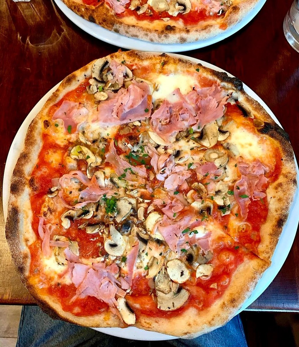 Sundays done right 🍕🏃‍♂️🌤️✔️ 📸: tastingtourswithmaisie #sunshinefood #pizza #doughpizzeria