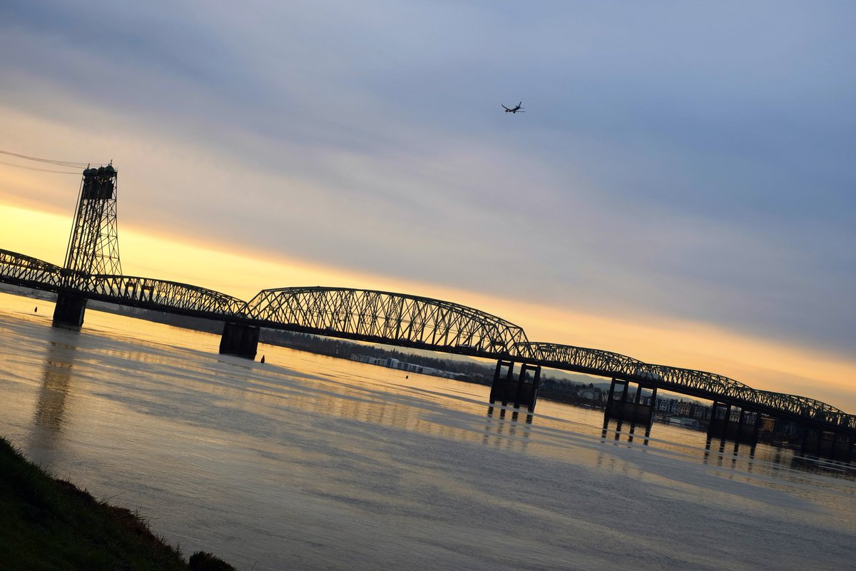 KyoNoShashin's tweet photo. Vancouver, Washington, USA - Friday, March 8, 7:12 AM. #Vancouver #Washington #USA #PacificNorthwest #ColumbiaRiver #Sunrise #Interstate5Bridge #アメリカ #川 #日の出 #橋 https://t.co/RumM5b0i9L