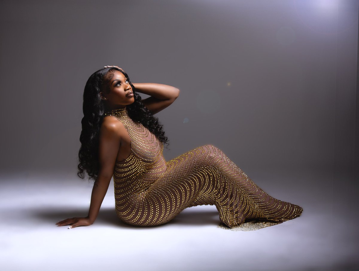 johnfxrd's tweet photo. She did a maternity shoot for her birthday. Which picture stands out the most to you. 1,2,3, or 4. https://t.co/vMjmlvrLca