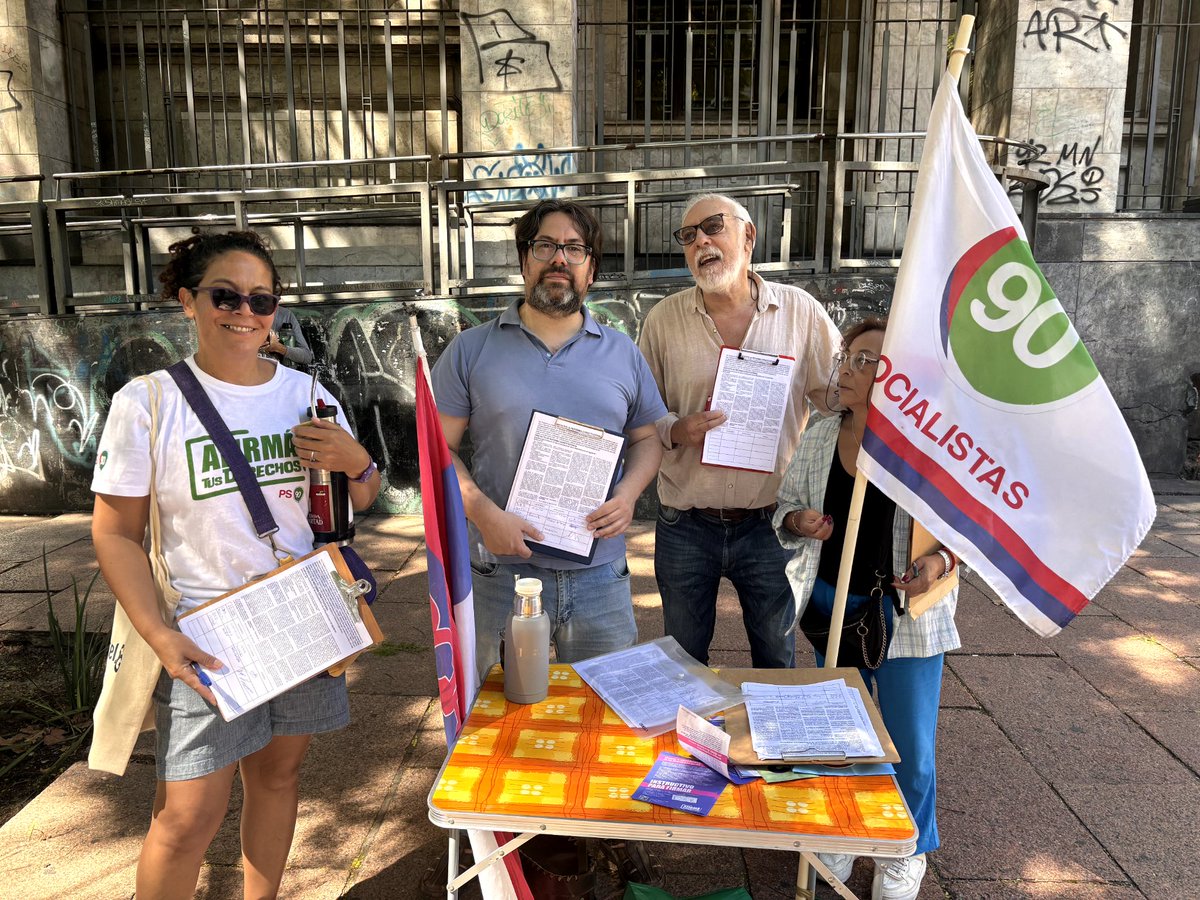 ✍️ Compañeras y compañeros socialistas recolectando firmas por una seguridad social justa y solidaria en todo el país. #AfirmáTusDerechos