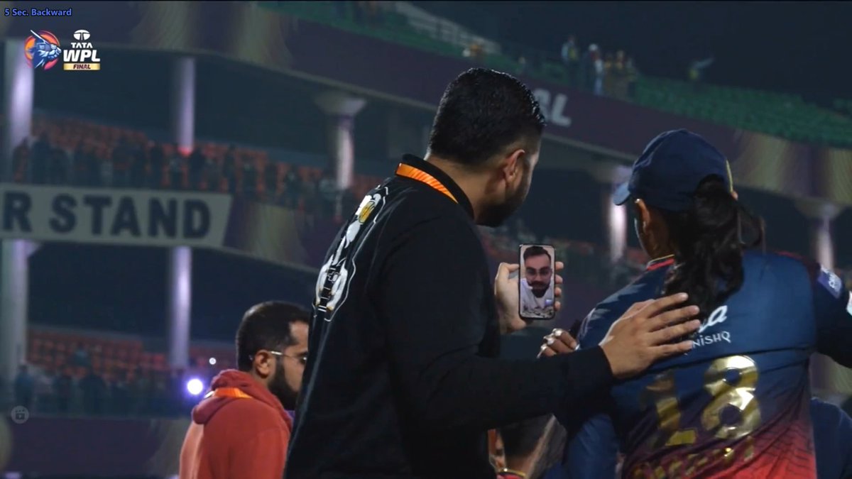 mufaddal_vohra's tweet photo. KING KOHLI CONGRATULATING RCB ON THE VIDEO CALL. ❤️ https://t.co/KmO92Ypa56