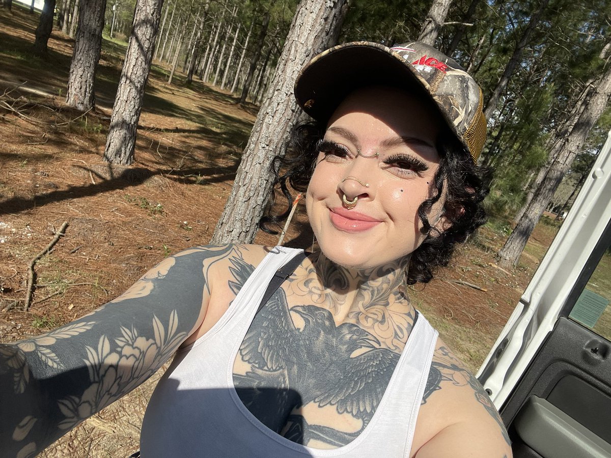 rabbitprince666's tweet photo. It’s such a pretty day 🖤🥰 https://t.co/PXhnTAzpSa