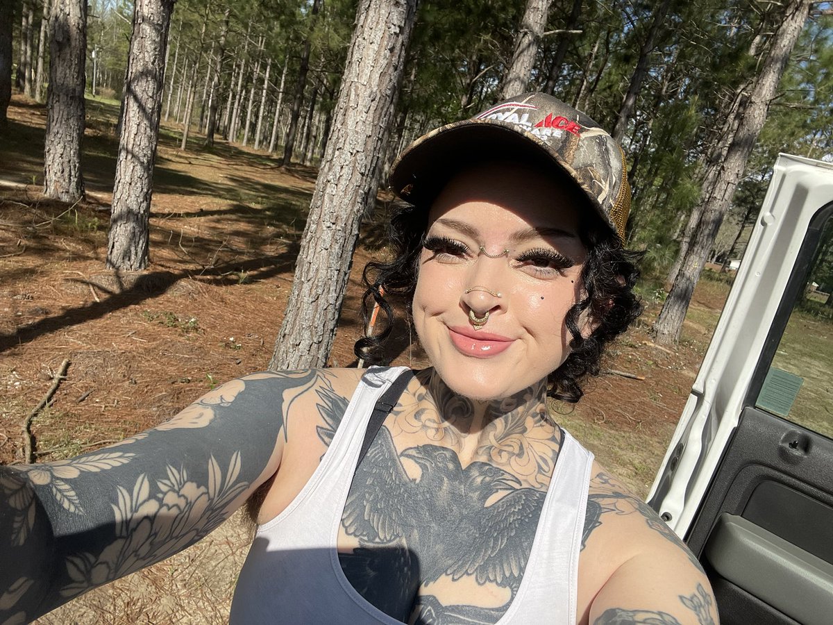 rabbitprince666's tweet photo. It’s such a pretty day 🖤🥰 https://t.co/PXhnTAzpSa
