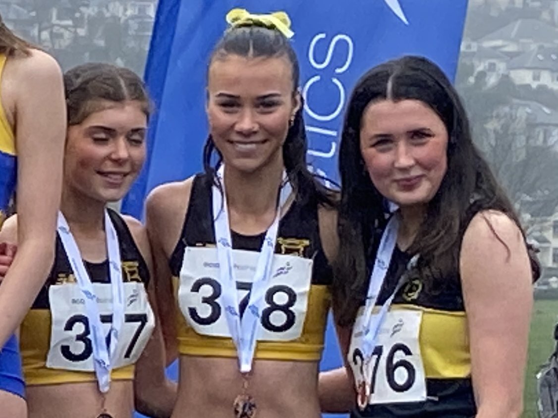 U17 women Bronze medals today for Lucie, Beya and Eve at the 5k Young athletes road race in Greenock. Well done girls 👏👏👏🐝🏃‍♀️@falkirkvics @rrfc_eck @FalkirkHeraldSp @LHS_HWB @Larbert_Sport