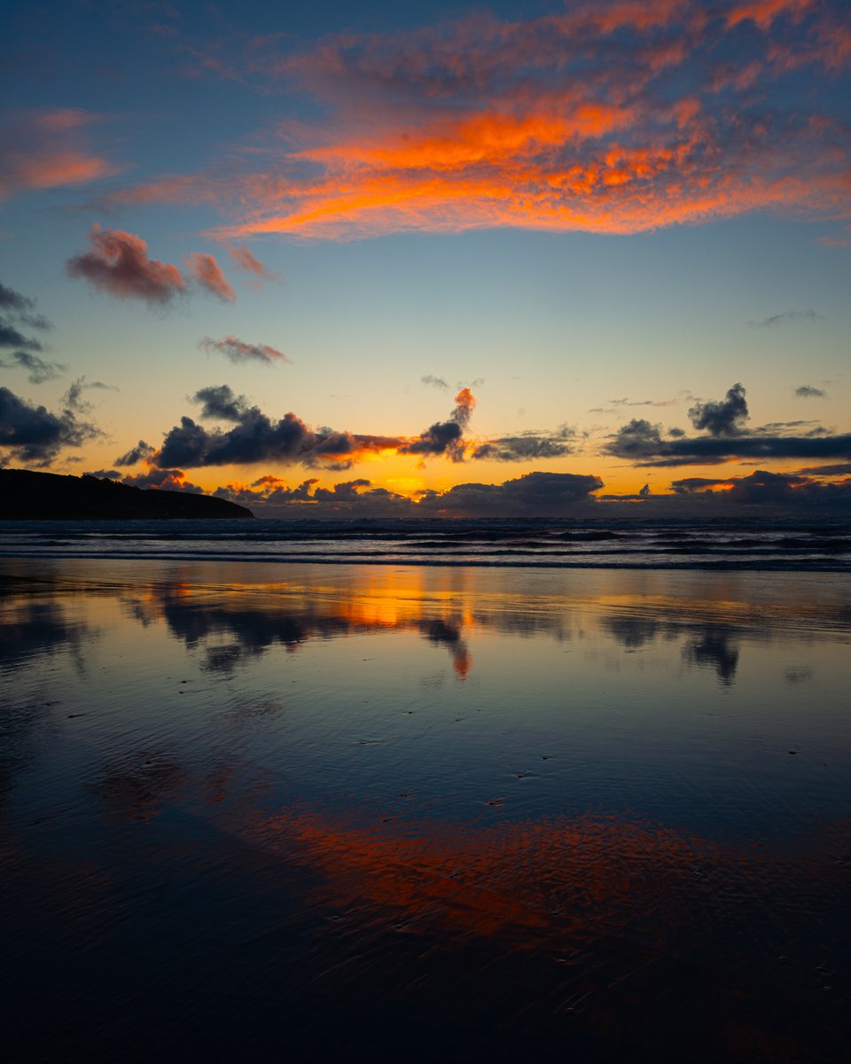 Sunset at Ngarunui last night.

#photography #aotearoa #newzealand #ngarunui #raglan #beach #sunset #waves #raw_water #raw_australia_nz #raw_landscape #raw_longexposure #raw_community #realrawnz #the_water_diary #dphotonz #lumix #panasonicnz #lumixnz #sigmaphotonz #kasefiltersnz