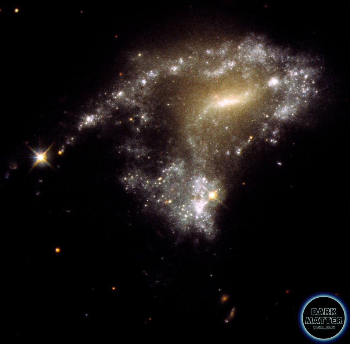 🌌 Hubble teleskopundan yeni görüntüdə qalaktikaların toqquşması

 🔭 NASA-nın Hubble Optik Kosmik Teleskopu cüt qalaktikaların birləşməsini göstərən bir görüntü göstərdi.  Bu təsir nəticəsində eyni vaxtda milyonlarla ulduzun doğulduğu maddənin uzun gelgit quyruğu yaranır.