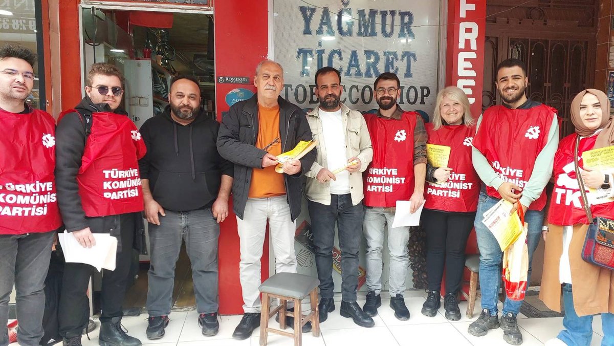 bursatkp's tweet photo. #Yıldırım belediye başkan adayımız İsmail Özsoy bugün Yeşilyayla Caddesi'nde esnafı ziyaret ederek #KomünistBelediyecilik için oy istedi. Zübüklerden kurtulmak için #OylarTKPye https://t.co/PXAu3XYEFk