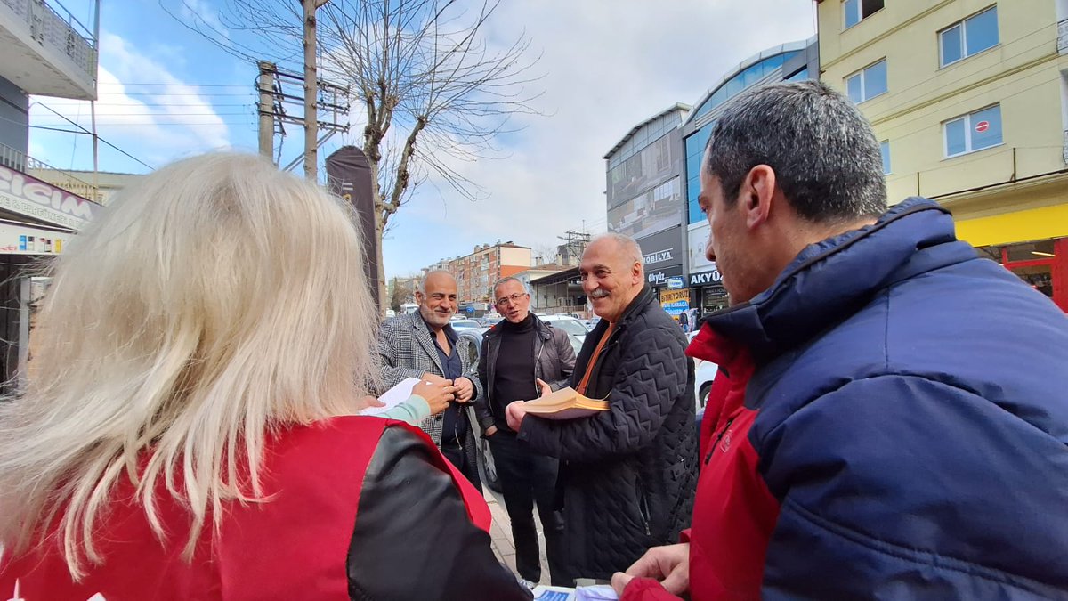 bursatkp's tweet photo. #Yıldırım belediye başkan adayımız İsmail Özsoy bugün Yeşilyayla Caddesi'nde esnafı ziyaret ederek #KomünistBelediyecilik için oy istedi. Zübüklerden kurtulmak için #OylarTKPye https://t.co/PXAu3XYEFk