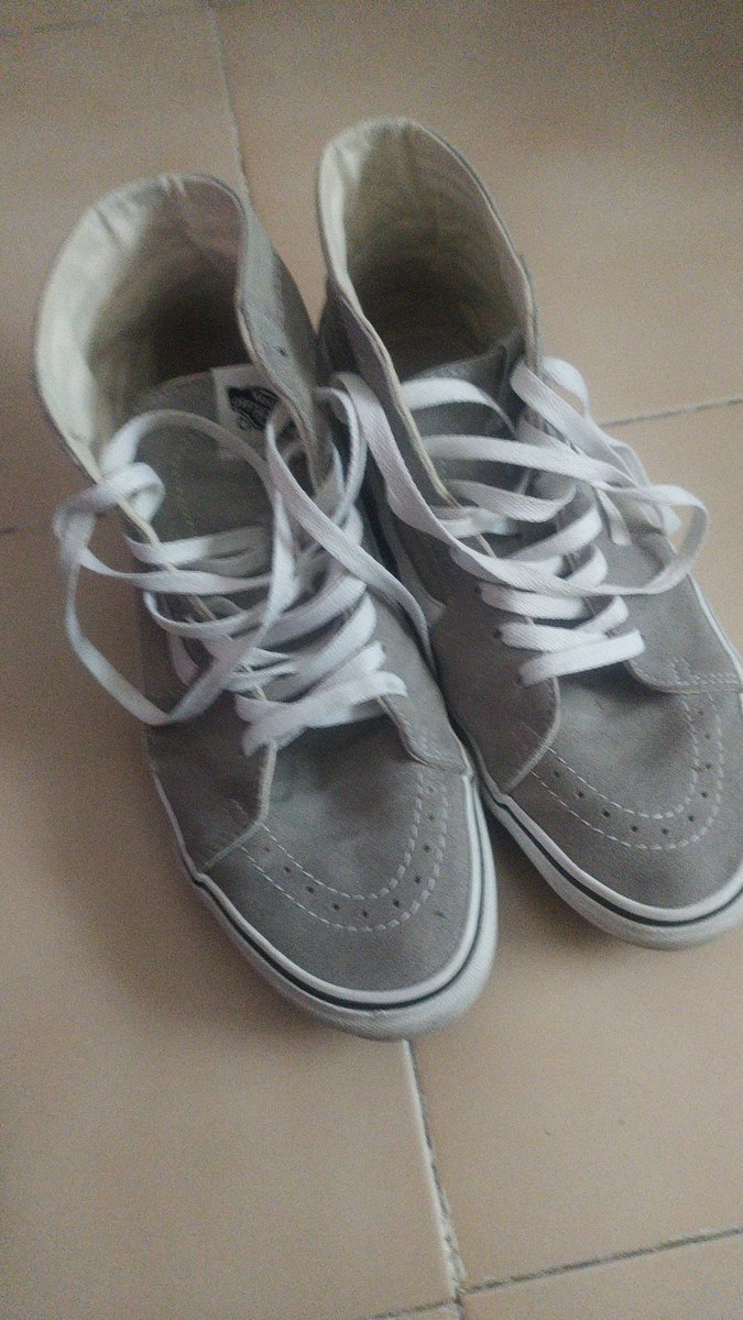Alb_Br's tweet photo. @VANS_Europe hace un año compre sus maravillosas zapatillas. Puestas muuuuy poco y ya rotas. Les envio fotos del desgaste nulo que tienen y como están ya rotas. Espero me den alguna EXPLICACION https://t.co/qunIs08muC