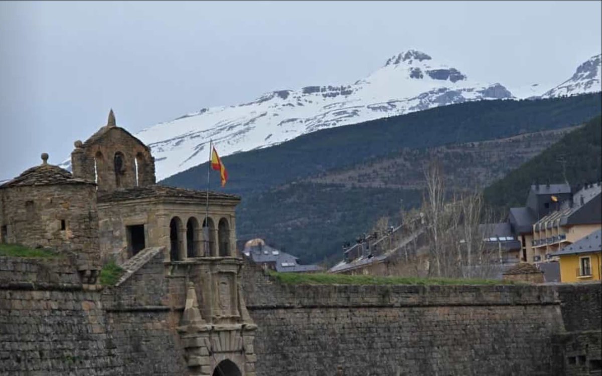 ¡La montaña nos espera!
Nuestros chicos y chicas de 5° y 6° ya están en Jaca, preparando los equipos🎿 para disfrutar mañana de su primer día de esquí.
¡Emocionados!
<a href="/SkiClubNoroeste/">Ski Club Noroeste</a>