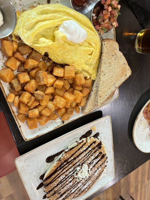 0xvernon's tweet photo. Chorizo omelette, home fries and a chocolate chip pancake for breakfast. https://t.co/UfRQaFQKW5