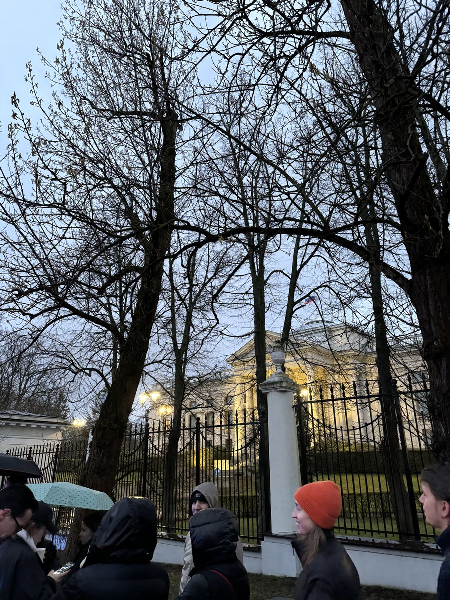 earendil_code's tweet image. #ПолденьПротивПутина has turned into 6 hours under the rain against Putin 🫠