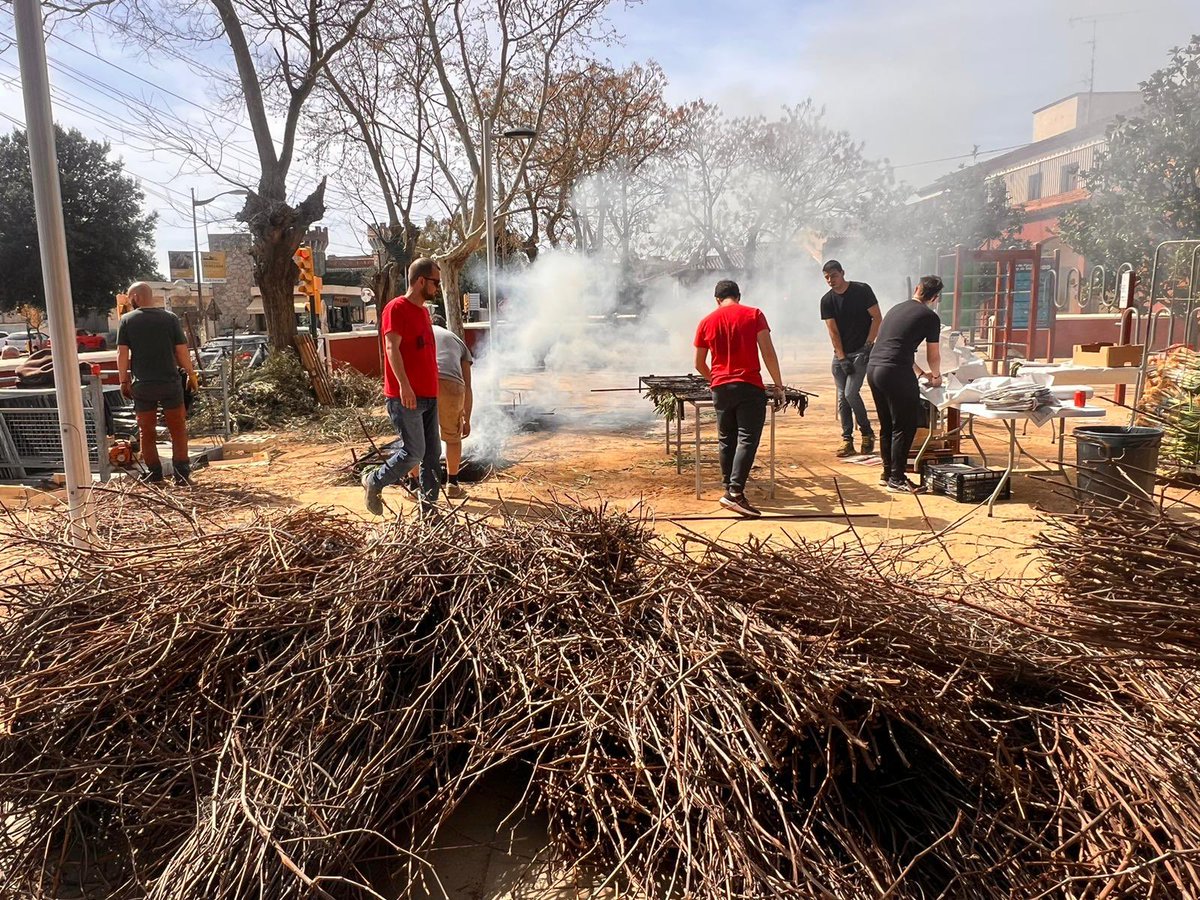 ajperalada's tweet photo. 👏🏻 Brases enceses i l’Associació de Joves treballant a tot gas perquè la 1a Calçotada Popular d'aquest migdia hagi sigut un èxit!!! https://t.co/ewGC7Esoei