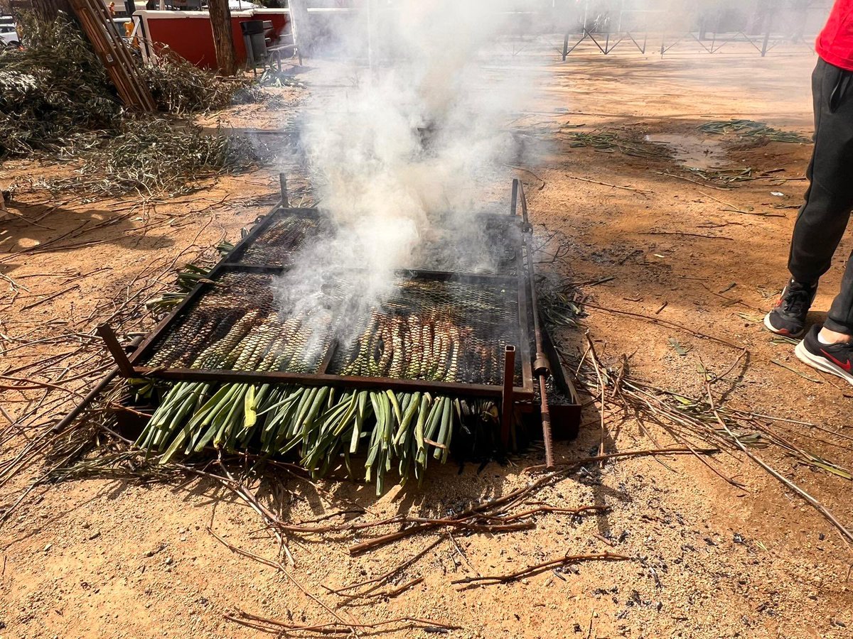 👏🏻 Brases enceses i l’Associació de Joves treballant a tot gas perquè la 1a Calçotada Popular d'aquest migdia hagi sigut un èxit!!!