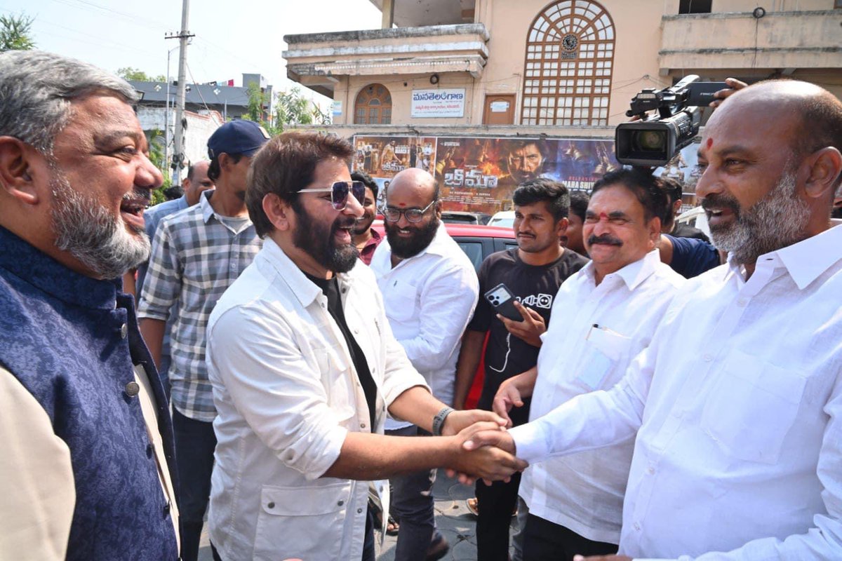 Watched the screening of the Razakar movie in Karimnagar along with the film unit and party karyakarthas. This intense portrayal of our history under the Nizam's rule reminds us of the atrocities faced by our ancestors and their brave resistance. I urge everyone to watch and…