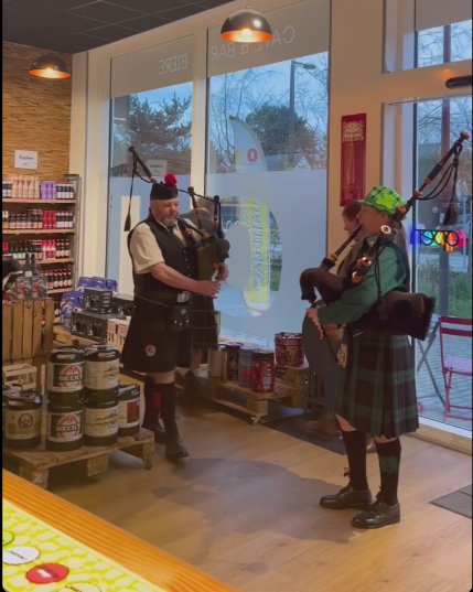 Pour la #SaintPatrick, fête nationale irlandaise🇮🇪, cette boutique française a choisi de faire venir des sonneurs de cornemuses en kilt.🏴󠁧󠁢󠁳󠁣󠁴󠁿
(D'ailleurs, sur la story, là, ils jouent 'Scotland the brave', l'hymne écossais.)
#oups #APeuPrès