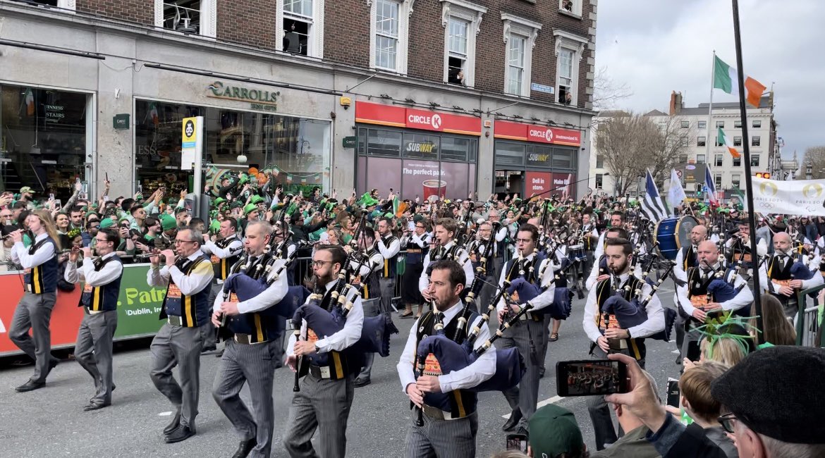 My very first & largest ever @stpatricksfest parade in #Dublin ☘️ Excited to celebrate with 1/2 million spectators & 4000 participants a.o marching bands from 🇮🇪, 🇺🇸 & #Bretagne, the #Spréach ‘Spark”of Ireland & it’s People. Lá fhéile Pádraig sona dhuit 🇮🇪☘️🇧🇪