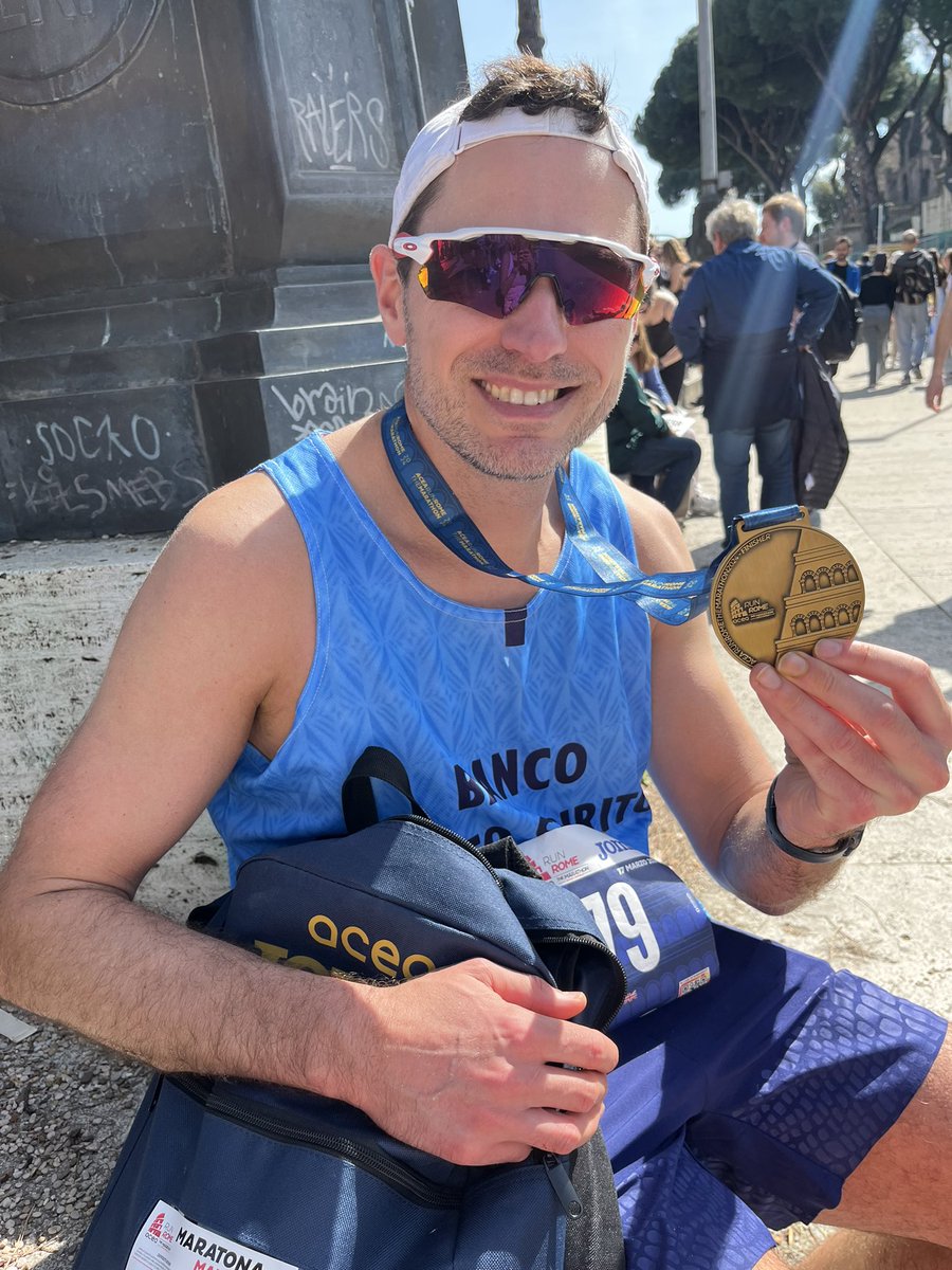 Rawlz82's tweet photo. No running vest could more more appropriate to complete #itsrome Marathon. Nice to hear the song too from plenty of runners #Gazza https://t.co/SRbSqCDVgz