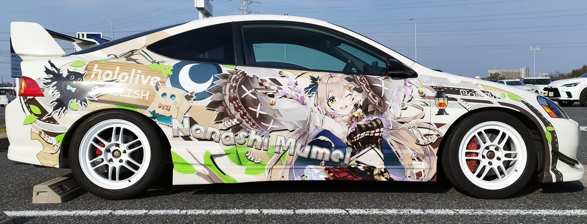 lspin1220's tweet image. 「Oh! hi! 誰かなー？七詩ムメイです！」
この度ホロライブEN Promise 七詩ムメイ貼らせて頂きました🪶
【デザイン・イラスト】
🪶蝶夜様(@Chouyax_x)
🪶めっしゅ様(@mesh_kuroto)

【ステッカー出力・施工】
🪶サカタデザイナーズ様(@SakataDesigners)

 #drawMEI
 #ムメ絵