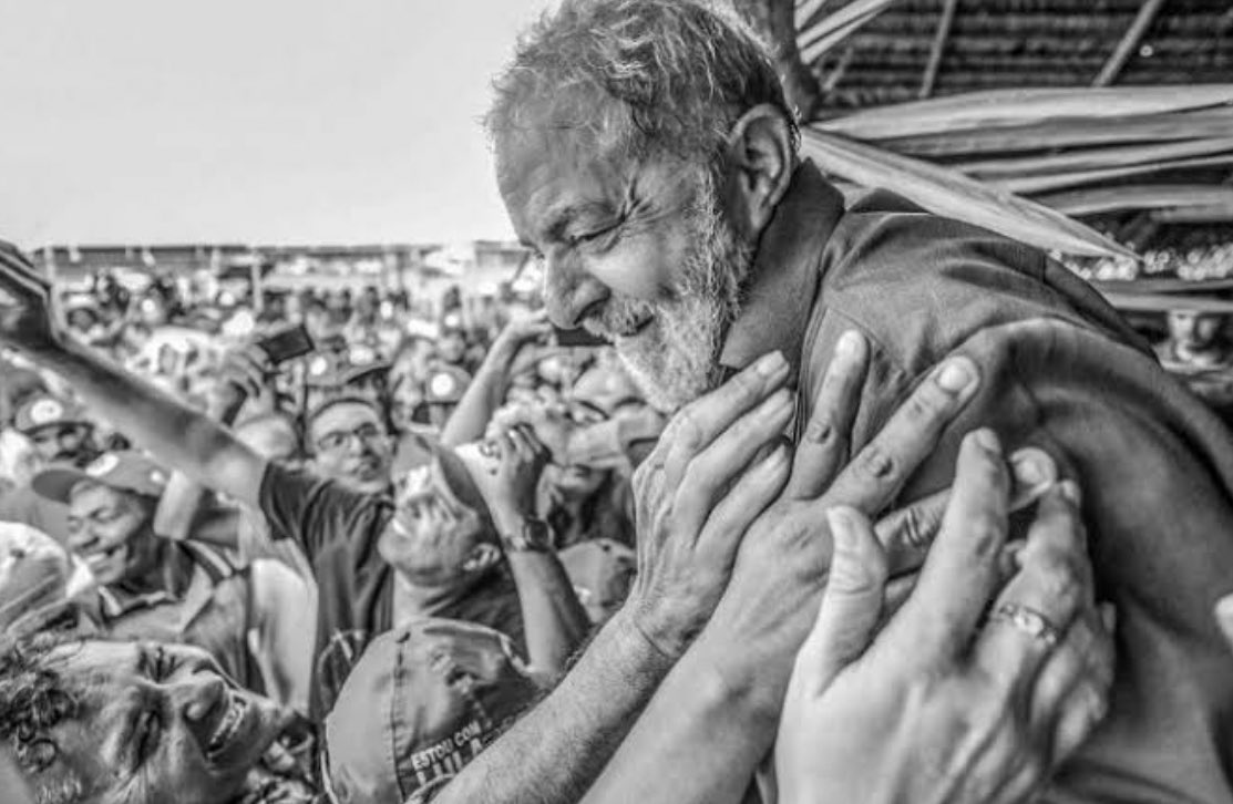 📽️🎞️
LULA NO CINEMA
De Novo

Mordam-se de raiva, bolsonaristas e Sergio Moro.

O diretor de cinema, vencedor de dois prêmios Oscar, Oliver Stone, concluiu há poucos dias um documentário que mostrará a perseguição sofrida por Lula através da Lava Jato.

O filme que está em fase de