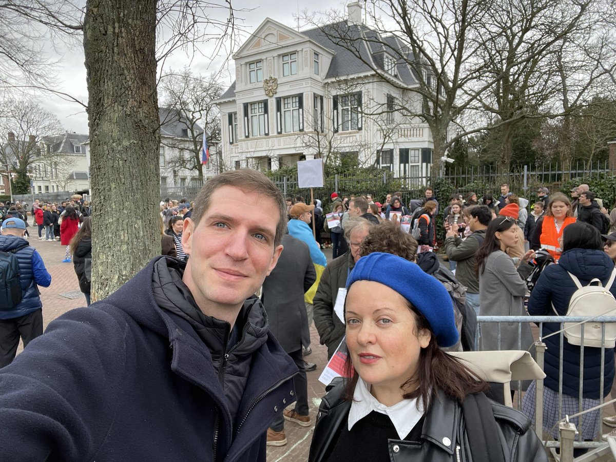 tikhondzyadko's tweet photo. С дорогой коллегой Анной Монгайт проголосовали против Путина. Мой недействительный бюллетень с тремя галками и сопроводительным текстом про «главного кандидата».
В Гааге невероятная очередь:уезжали около 14,она растянулась км на полтора. Прекрасные люди Прекрасной России Будущего https://t.co/B68twyzKlY