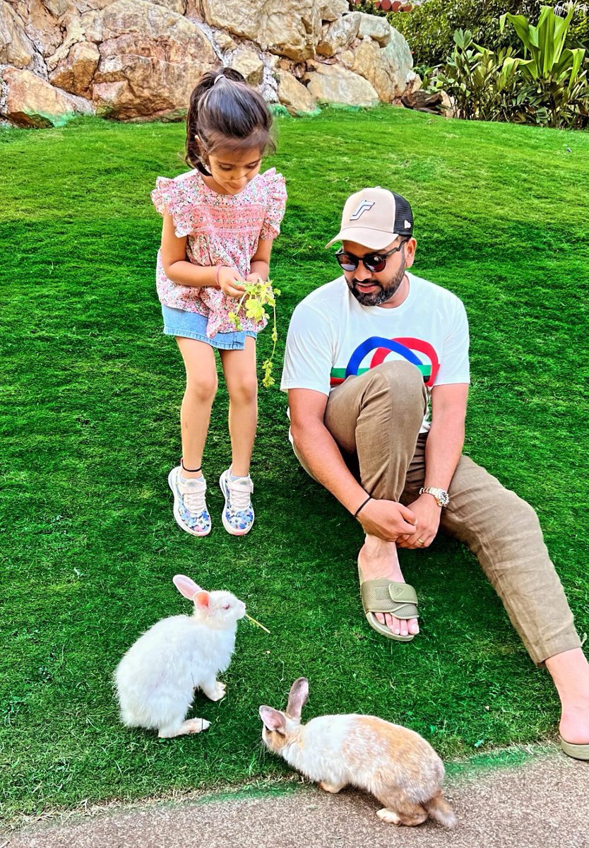 Rohit Sharma enjoying the time with his daughter.

- A beautiful picture. ❤️