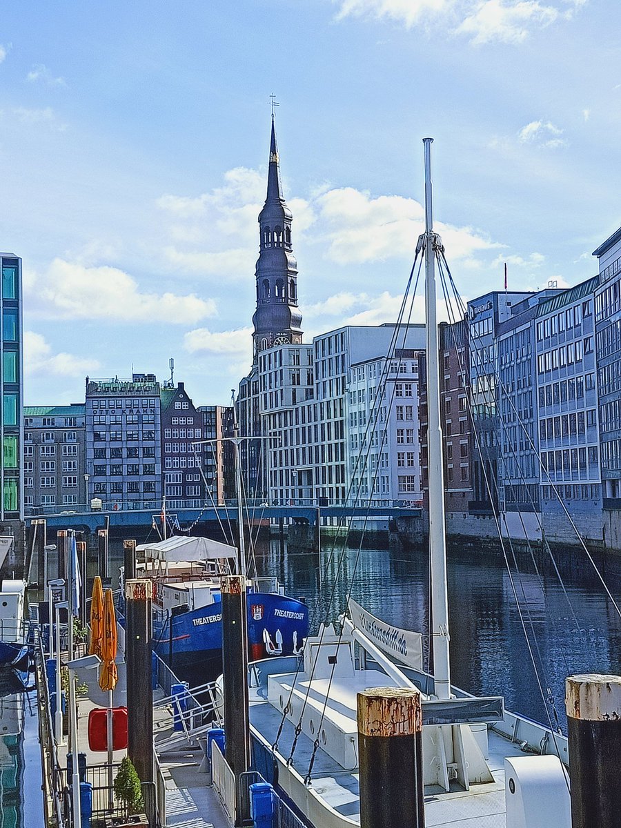 Cuan i plega o sol, ista ciudat ye brutal.. pero ixo.. cuan i plega.. una vegada cada dos meses y ya ye prou 😅
#Hamburg #Germany