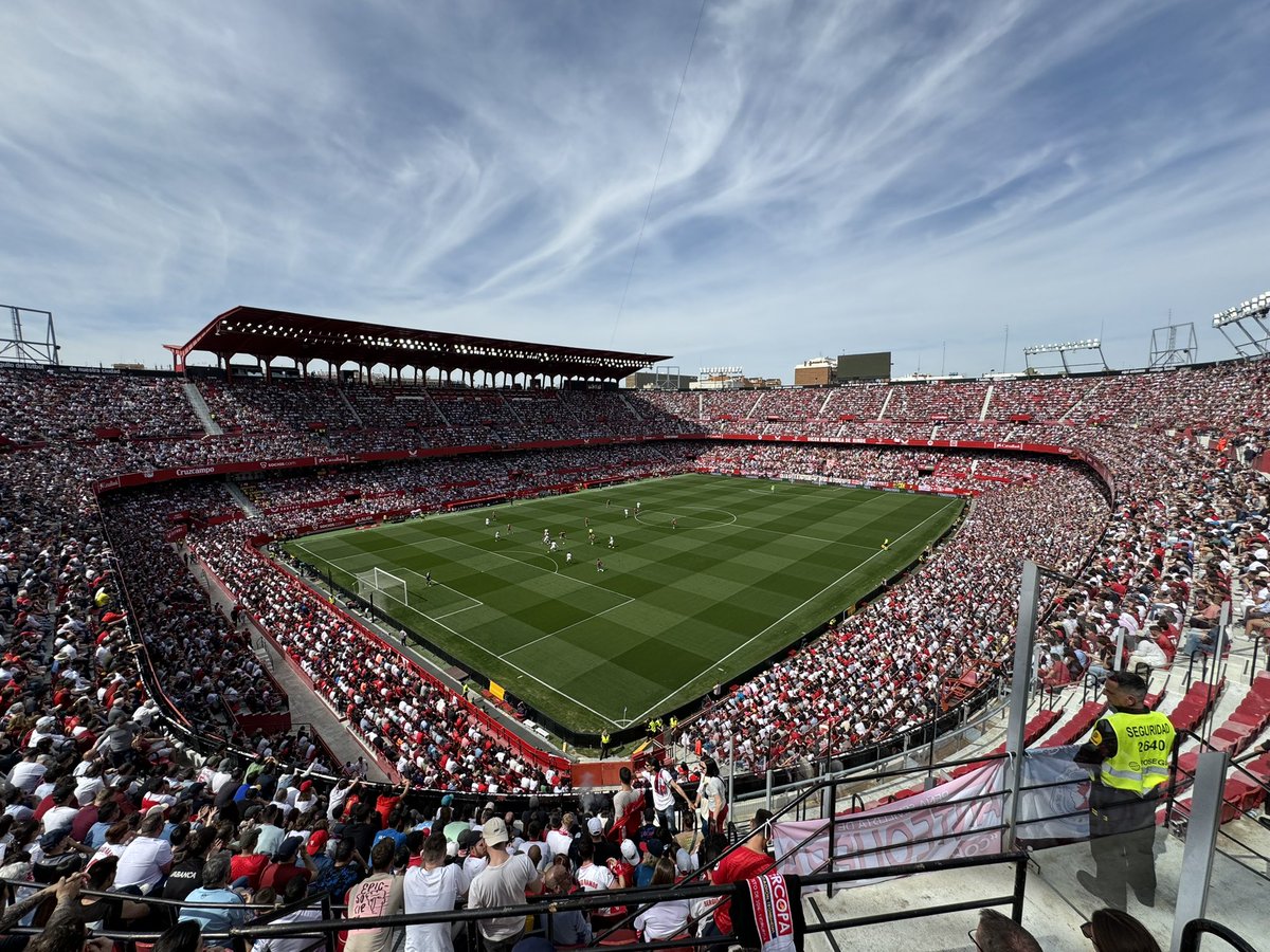 lionintheusa's tweet photo. Heerlijk potje voetbal met de boys dankzij @groundhopticket #SevillaFC #sevcel #SevillaFCCelta https://t.co/TZ3HBii4Pd