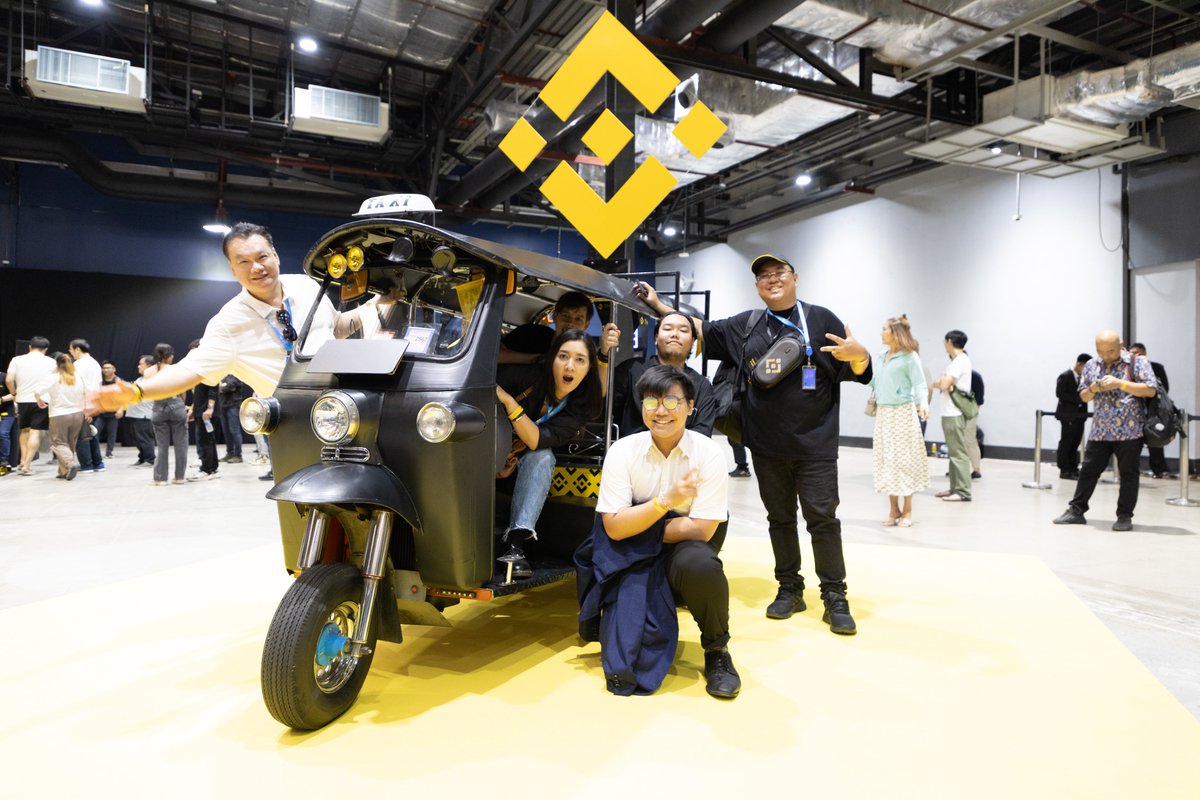 Binance_TH_'s tweet photo. วันหยุดสุดสัปดาห์แสนพิเศษกับ #BinanceTH Community🚀
ผ่านไปแล้วสำหรับงาน Super Meetup ที่เป็นการรวมตัวเหล่าคริปโตชาวไทยกว่า 500 คนให้มาพบปะพูดคุยและสร้างเครือข่ายร่วมกัน อีกทั้งยังได้เรียนรู้เพิ่มเติมเกี่ยวกับ Binance TH by Gulf Binance ได้มีโอกาสได้พบปะ Richard Teng CEO ของ Binance Global (ตัวแทนจากผู้ถือหุ้นของ Gulf Binance Co., Ltd.) ได้เข้าร่วมกิจกรรม Challenge ต่าง ๆ และได้รับของรางวัล Swag สุดพิเศษมากมาย!
ขอบคุณที่ร่วมสร้าง Crypto Community ที่แข็งแกร่งไปกับเรา💛🖤
#MOREwithBinanceTH
*คริปโทเคอร์เรนซีและโทเคนดิจิทัลมีความเสี่ยงสูง ท่านอาจสูญเสียเงินลงทุนได้ทั้งจำนวน โปรดศึกษาและลงทุนให้เหมาะสมกับระดับความเสี่ยงที่ยอมรับได้