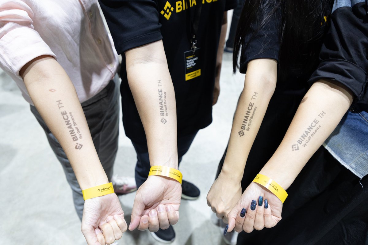 Binance_TH_'s tweet photo. วันหยุดสุดสัปดาห์แสนพิเศษกับ #BinanceTH Community🚀
ผ่านไปแล้วสำหรับงาน Super Meetup ที่เป็นการรวมตัวเหล่าคริปโตชาวไทยกว่า 500 คนให้มาพบปะพูดคุยและสร้างเครือข่ายร่วมกัน อีกทั้งยังได้เรียนรู้เพิ่มเติมเกี่ยวกับ Binance TH by Gulf Binance ได้มีโอกาสได้พบปะ Richard Teng CEO ของ Binance Global (ตัวแทนจากผู้ถือหุ้นของ Gulf Binance Co., Ltd.) ได้เข้าร่วมกิจกรรม Challenge ต่าง ๆ และได้รับของรางวัล Swag สุดพิเศษมากมาย!
ขอบคุณที่ร่วมสร้าง Crypto Community ที่แข็งแกร่งไปกับเรา💛🖤
#MOREwithBinanceTH
*คริปโทเคอร์เรนซีและโทเคนดิจิทัลมีความเสี่ยงสูง ท่านอาจสูญเสียเงินลงทุนได้ทั้งจำนวน โปรดศึกษาและลงทุนให้เหมาะสมกับระดับความเสี่ยงที่ยอมรับได้