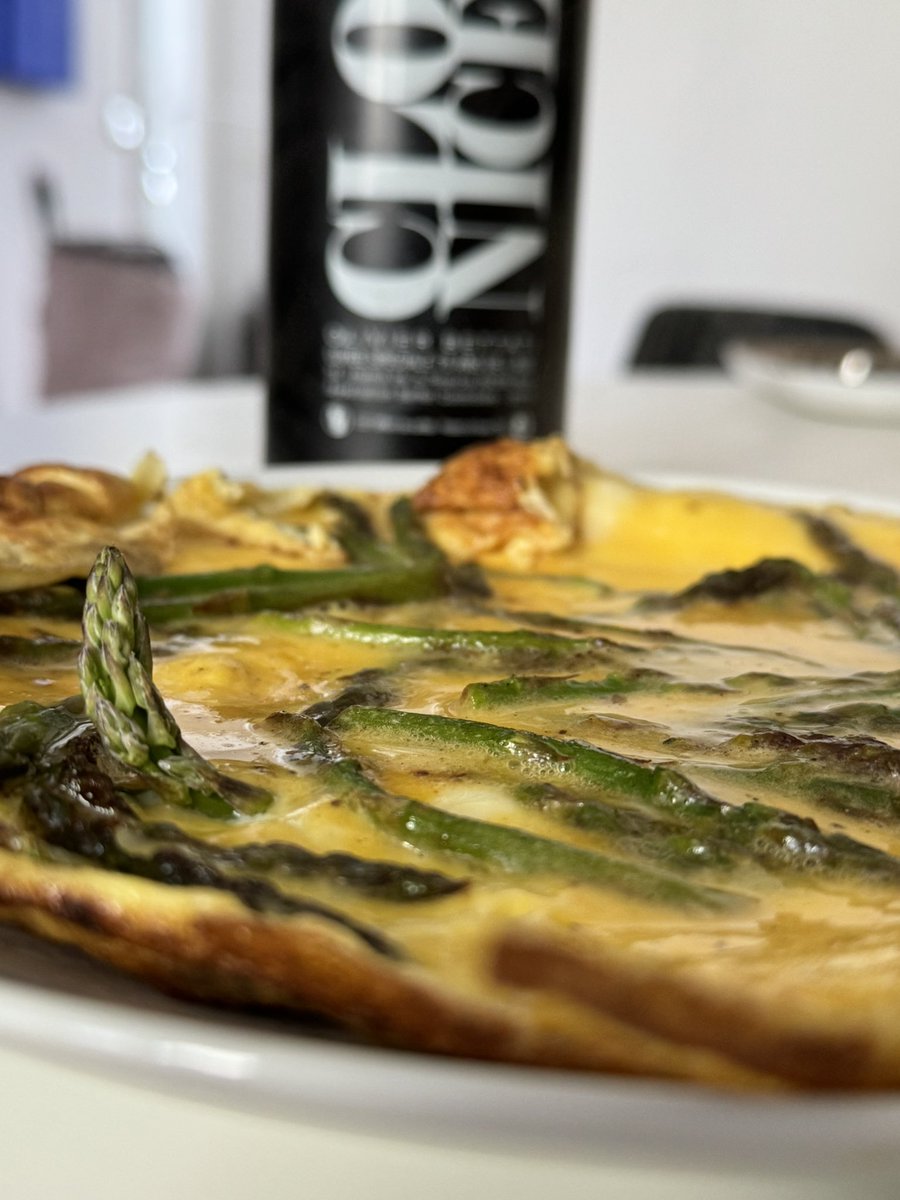 OlivierBettati's tweet photo. Omelette aux asperges sauvages achetées chez les maraîchers du marché de la Libé et Bellet blanc,bref de quoi surmonter la grisaille du jour.
Vivement demain ! https://t.co/GRWz0fxi1l