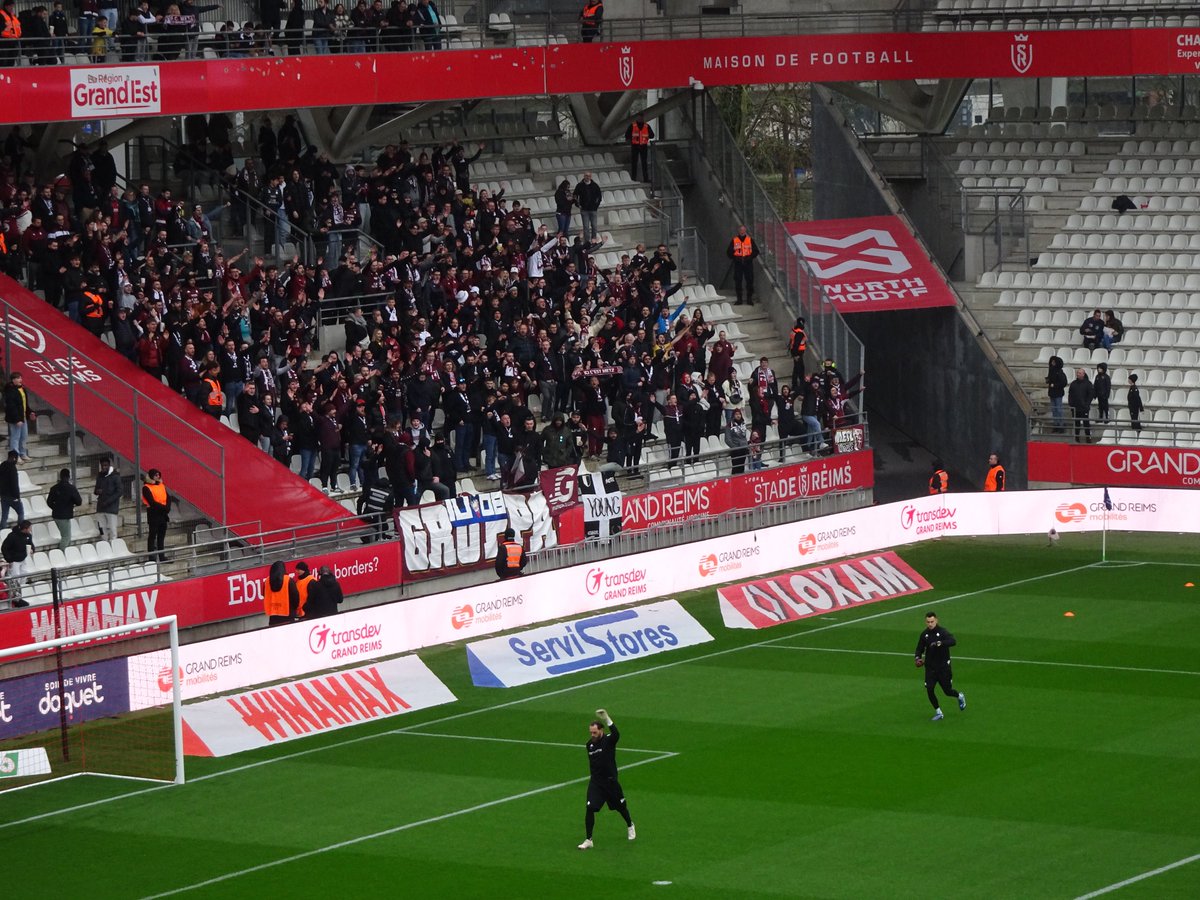 ⚽️ #FCMetz #Ligue1 #SDRFCM #supporters @A_N_Supporters 📷 Début de l'échauffement des gardiens du @FCMetz @Oukidjaalex et @dietsch30 devant le parcage visiteurs déjà bien garni ⤵️