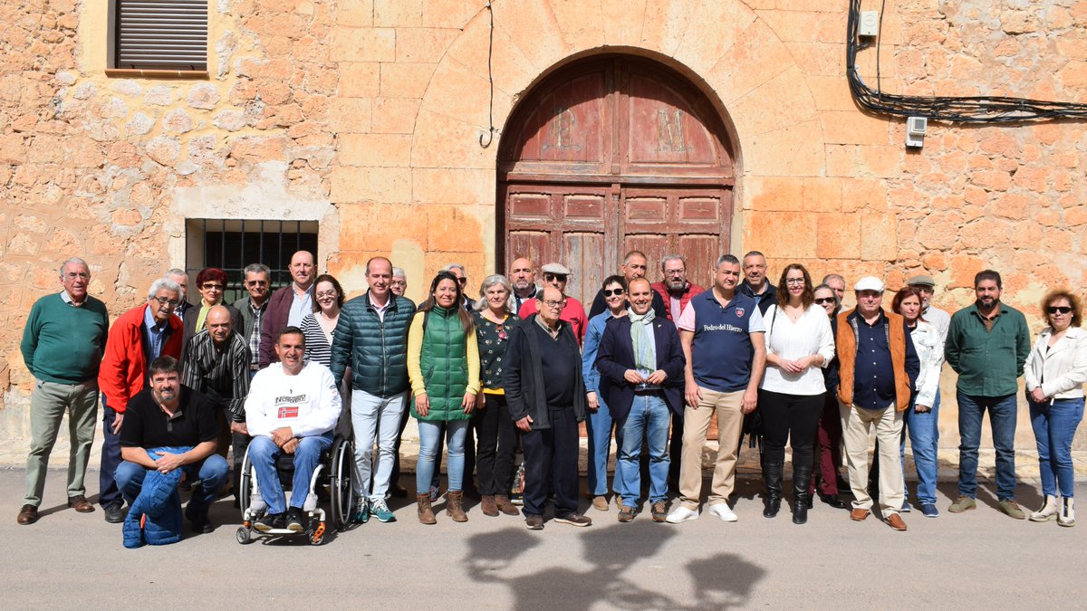 PSOEGuadalajara's tweet photo. ❤️ @PSOEGuadalajara volvió hoy a la carretera y ha celebrado un nuevo 'Encuentro Socialista' en #Escariche.

➡️Se ha celebrado que el próximo curso, gracias al Gobierno de García-Page, su escuela rural volverá a reabrir tras más de 🔟años cerrada. 

🔗https://t.co/LZCnOZaEzh https://t.co/nKCYH5UwgM