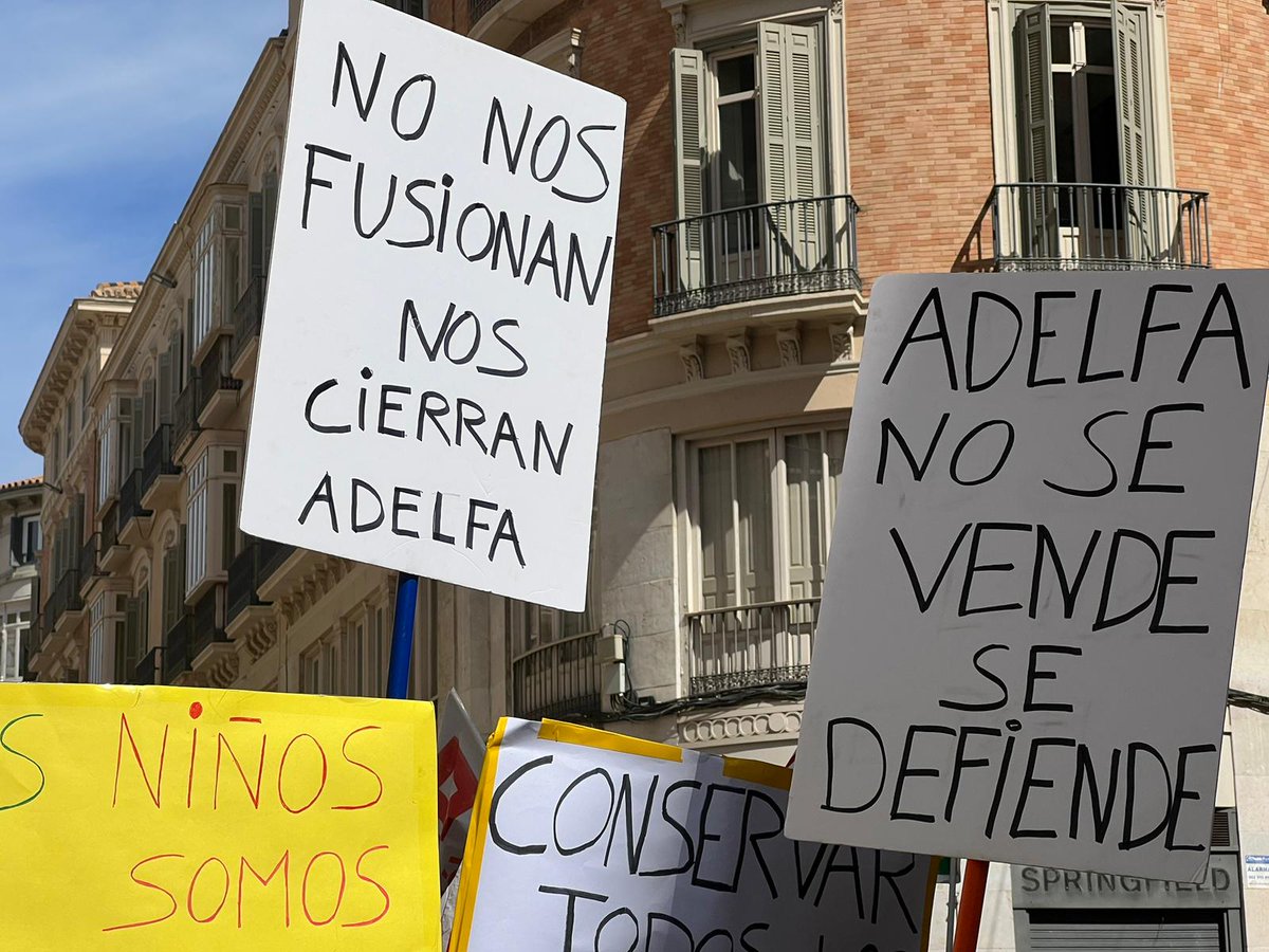 CanalMalagaRTV's tweet photo. Hoy @MareaVerdeMLG se ha manifestado a las 12 en el centro de Málaga 

Entre las reivindicaciones: Bajada de ratio de alumnos/as, no suprimir aulas, mejores infraestructuras y que se cubran bajas desde el primer día 

Piden "más calidad en la pública y menos concertada" https://t.co/FlEJlwFjw7