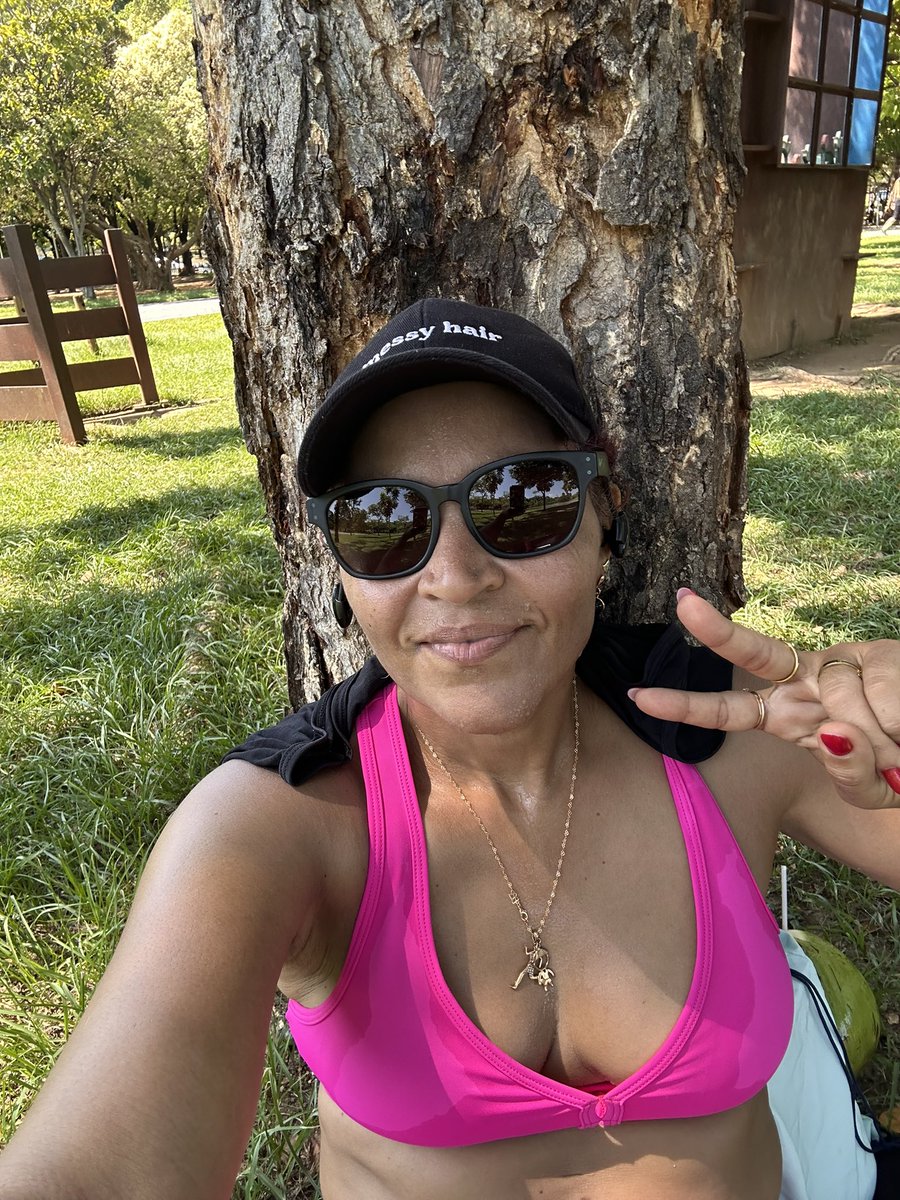 DeHulla's tweet photo. Estou no parque Ipanema após corridinha aí sempre trago a bandeira pra servir de canga pra deitar e descansar . https://t.co/4MxoqGs0gL