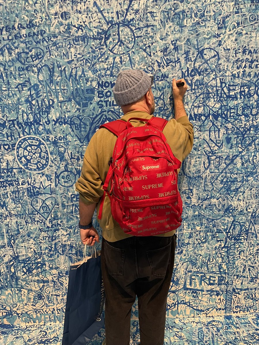 adrianpgibson's tweet image. Lee leaving his mark at Yoko Ono’s Add Colour Room yesterday. My favourite part of the exhibition 💙🩵🤍

#yokoono #addcolor #refrugeeboat #blue #bekind #art #tatemodern #interactive #whostheartist